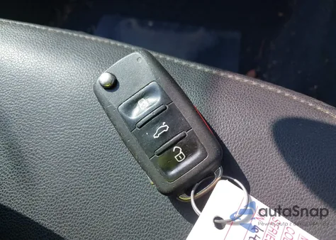 2012 Volkswagen Beetle 2.5L z USA, uszkodzony, nr VIN 3VWJX7AT8CM643437